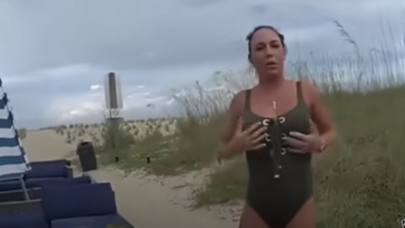 Vídeo: Mulher é presa na praia após ser flagrada usando V1BRAD0R e acab…Ver Mais