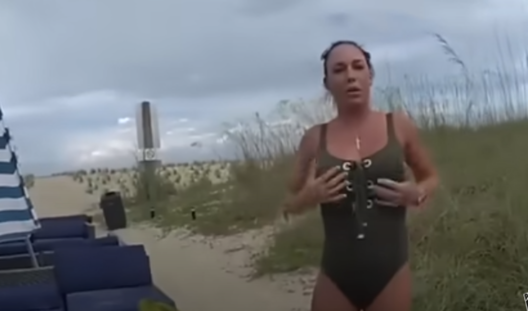 Vídeo: Mulher é presa na praia após ser flagrada usando V1BRAD0R e acab…Ver Mais