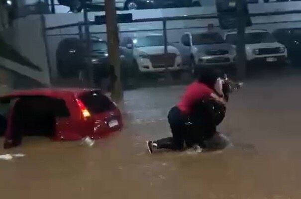 Vídeo: Policial Manda Recad0 Para Esposa Antes de Ser Levad0 Pelas Enchentes: ‘Eu…Ver Mais