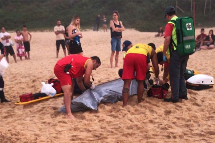 Jovem de 23 anos m0rre afogado na praia de Estaleirinho após ser puxad0 pelo pró…Ver mais