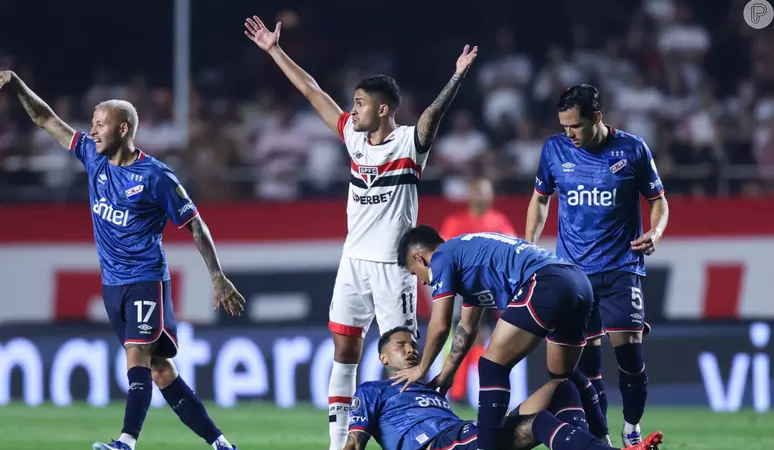 Veja o vídeo do momento que jogador morre em campo após desmaiar em jogo contra o São Paul…veja o vídeo