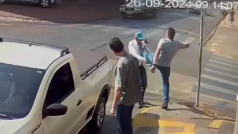 Vereador Acerta Chute Voador Em Idoso Após Ele Não Cons…Veja o vídeo