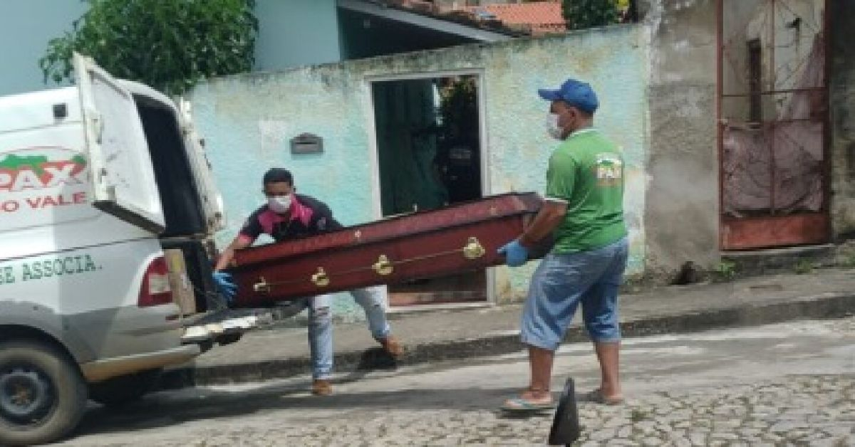 Família não permite que mulher seja enterrada, guarda caixão em sua casa e o motivo é surpreend…Ver mais