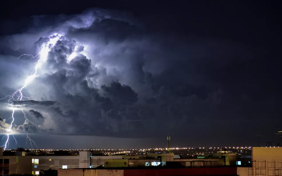 Clima assustador: Defesa Civil emite alerta de tempestades em diversas cidades: “Sã…Ver mais