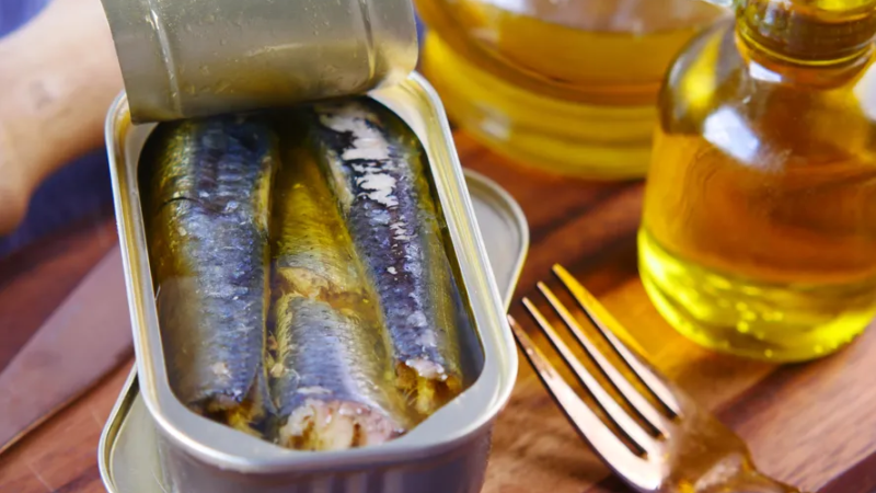 Mulher M0rre Após Comer Sardinha Enlatada no Almoço e Sentir Forte Dor Na…Ver mais