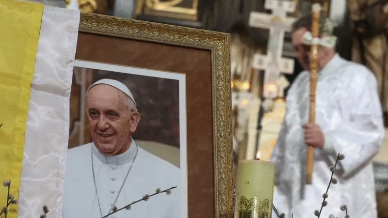 Você Não Vai Acreditar No Que Colocaram Dentro do Túmulo do Papa Francisco: “Arm…Ver matéria