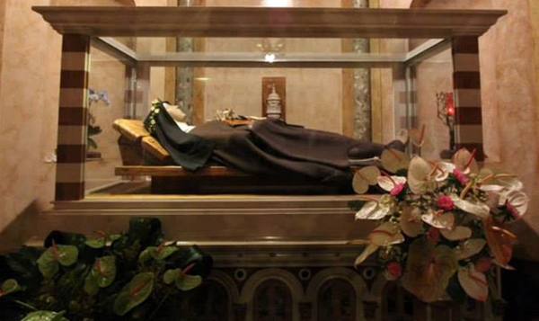 Após 100 Anos, Corpo de Santa Morta Está Exposta e em Perfeito Estad…Ver fotos
