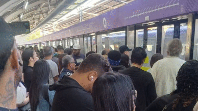 Ele Estava Atrasado, e M0rreu Ao Tentar Entrar no Trem Que Est…Ver mais