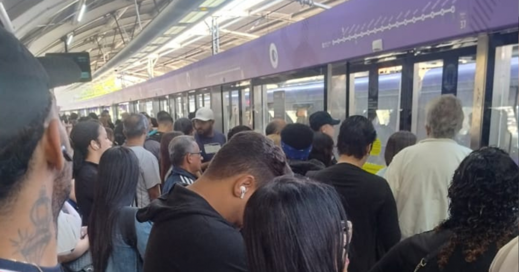 Ele Estava Atrasado, e M0rreu Ao Tentar Entrar no Trem Que Est…Ver mais