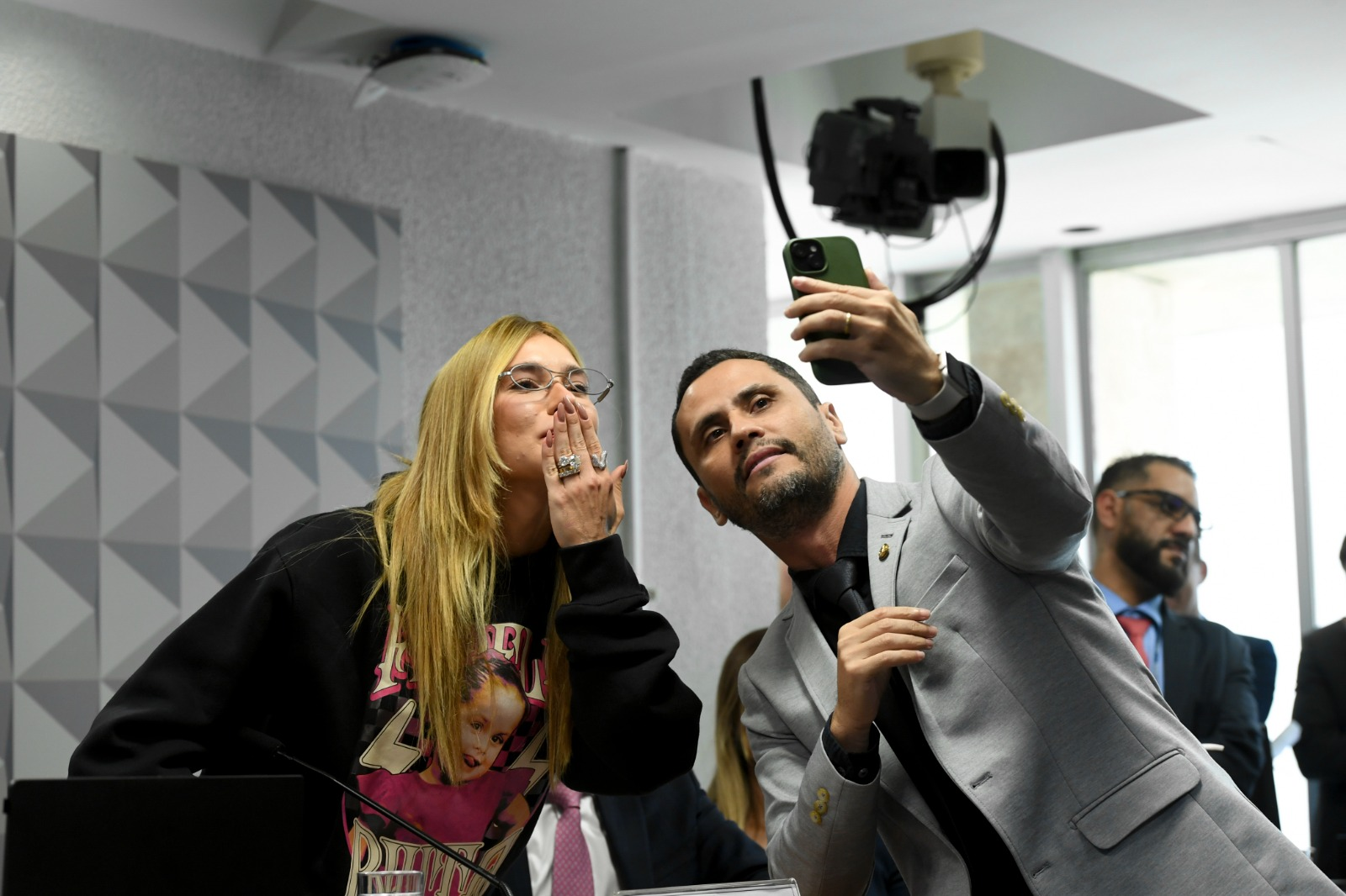 Senador Pede Para Tirar Foto Com Virgínia Fonseca Durante CPI das Bet…Ver mais
