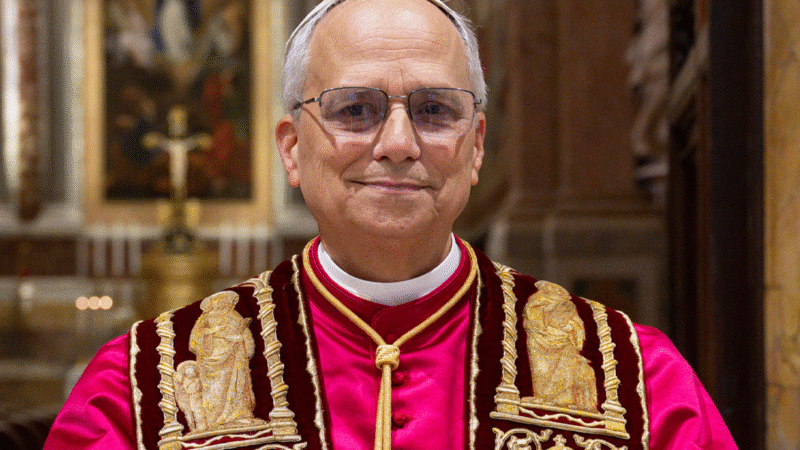 Atitude do Novo Papa Leão XIV Com Essa Mulher Assustou a Todos: “Expu…Ver mais