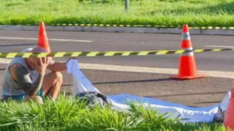 Pai Se Ajoelha Ao Lado do Filho Que Sofreu Acidente, Pede Que Se Afastem e Pux…Ver mais