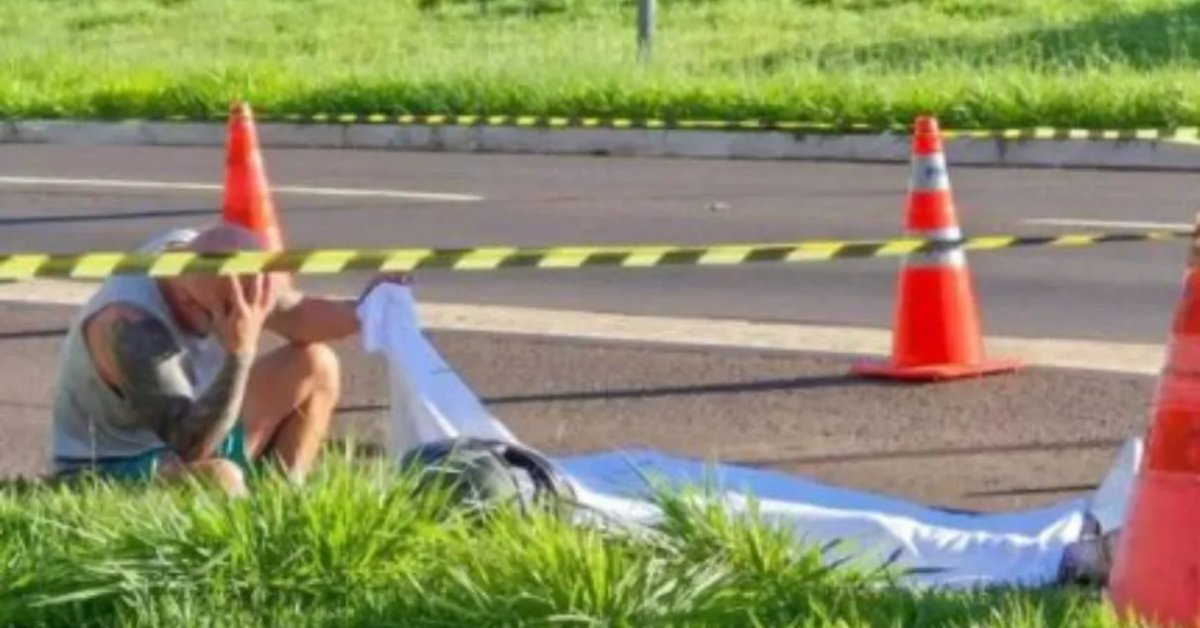 Pai Se Ajoelha Ao Lado do Filho Que Sofreu Acidente, Pede Que Se Afastem e Pux…Ver mais