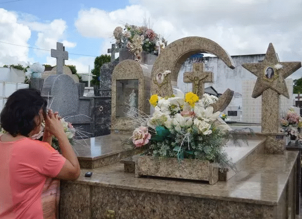 Mulher Visita Pai em Cemitério e Encontra Túmulo Vazio, Motivo Assust…Veja o motivo