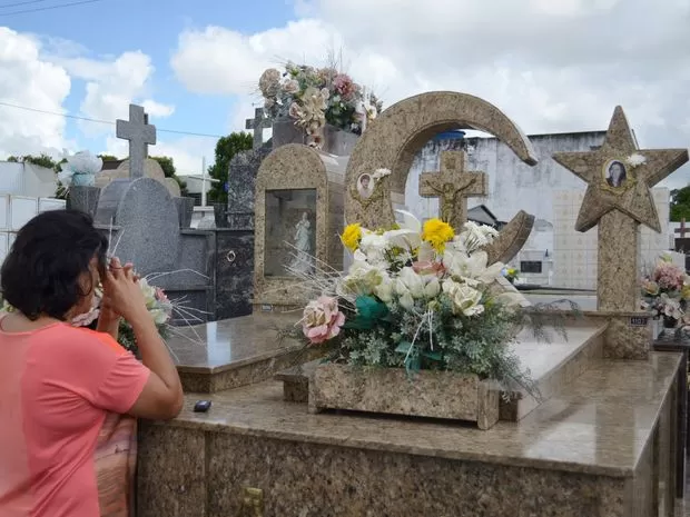Mulher Visita Pai em Cemitério e Encontra Túmulo Vazio, Motivo Assust…Veja o motivo