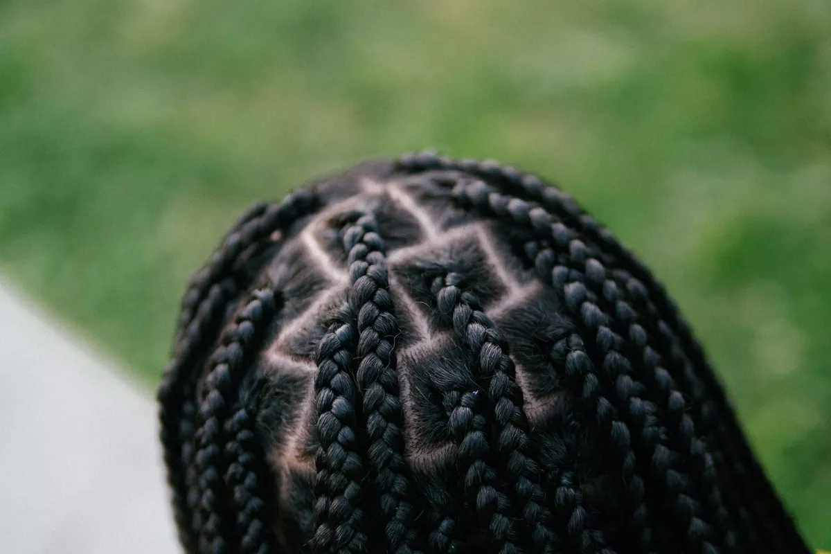 Mulher é Demitida Do Emprego Após Usar Tranças no Cabelo e Ped…Ver mais