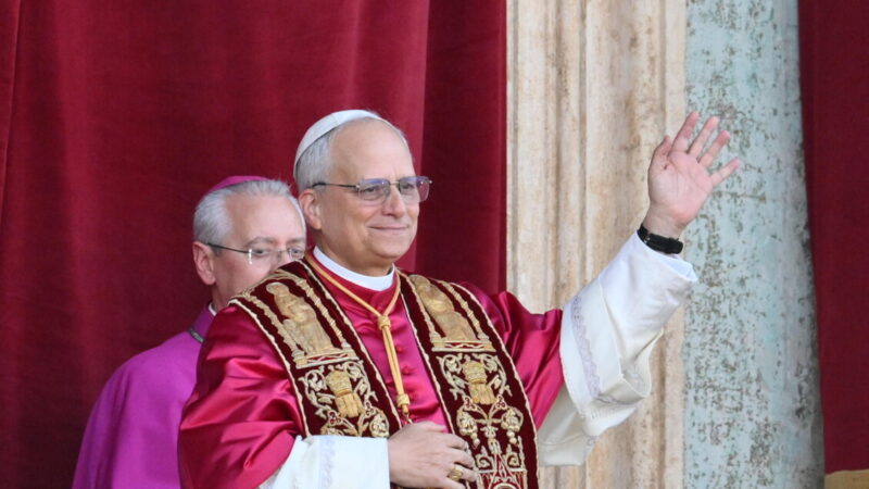Atitude de Papa Leão XIV Durante Missa Causou Polêmica no Vaticano, Ele Levant…Ver mais