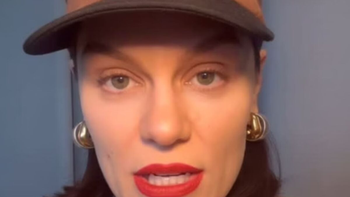 Nossa Querida Cantora Descobriu Câncer de Mama Enquanto Praticava Se…Ver mais